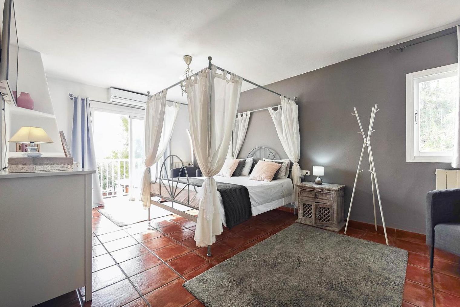 Villa Mercedes Кала Лонга Екстериор снимка