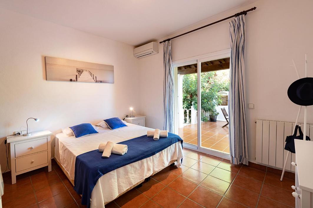 Villa Mercedes Кала Лонга Екстериор снимка