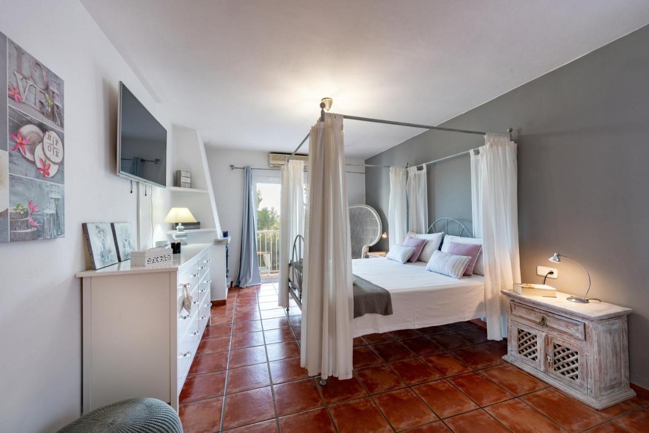 Villa Mercedes Кала Лонга Екстериор снимка