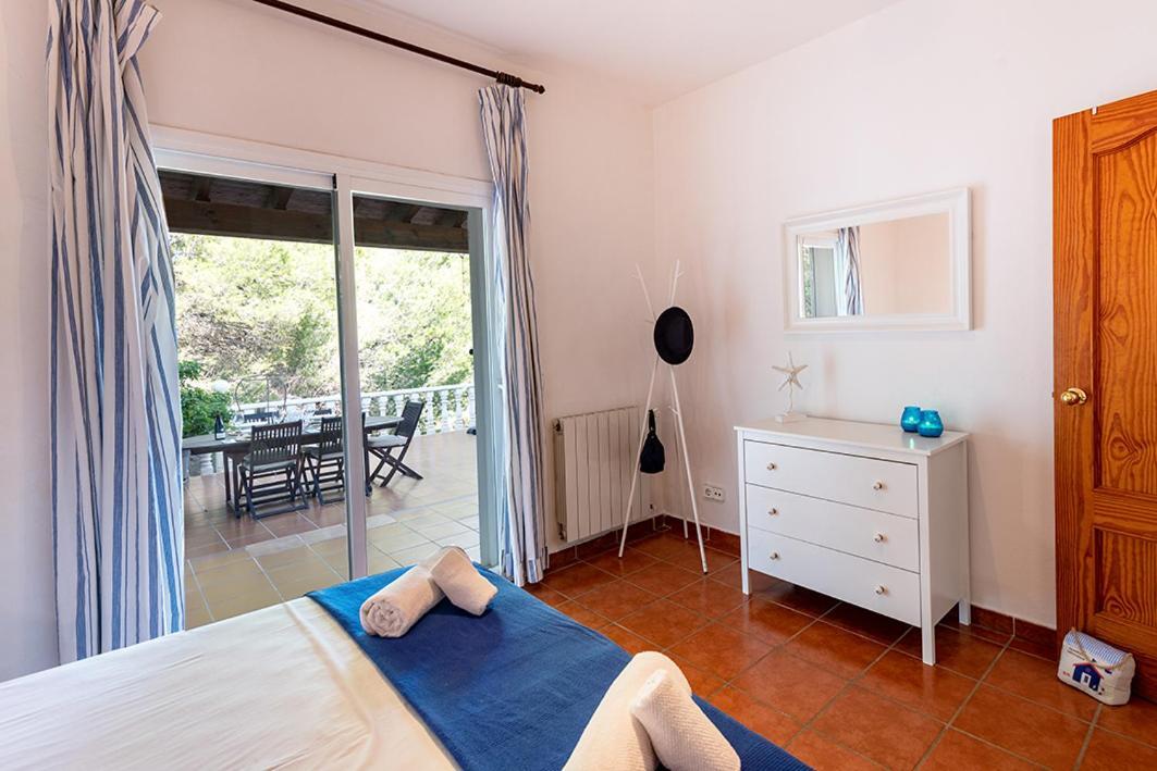 Villa Mercedes Кала Лонга Екстериор снимка